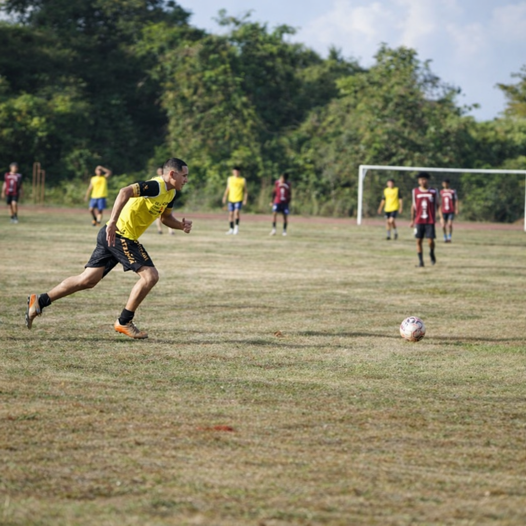 Crianças praticando esporte no PROEC